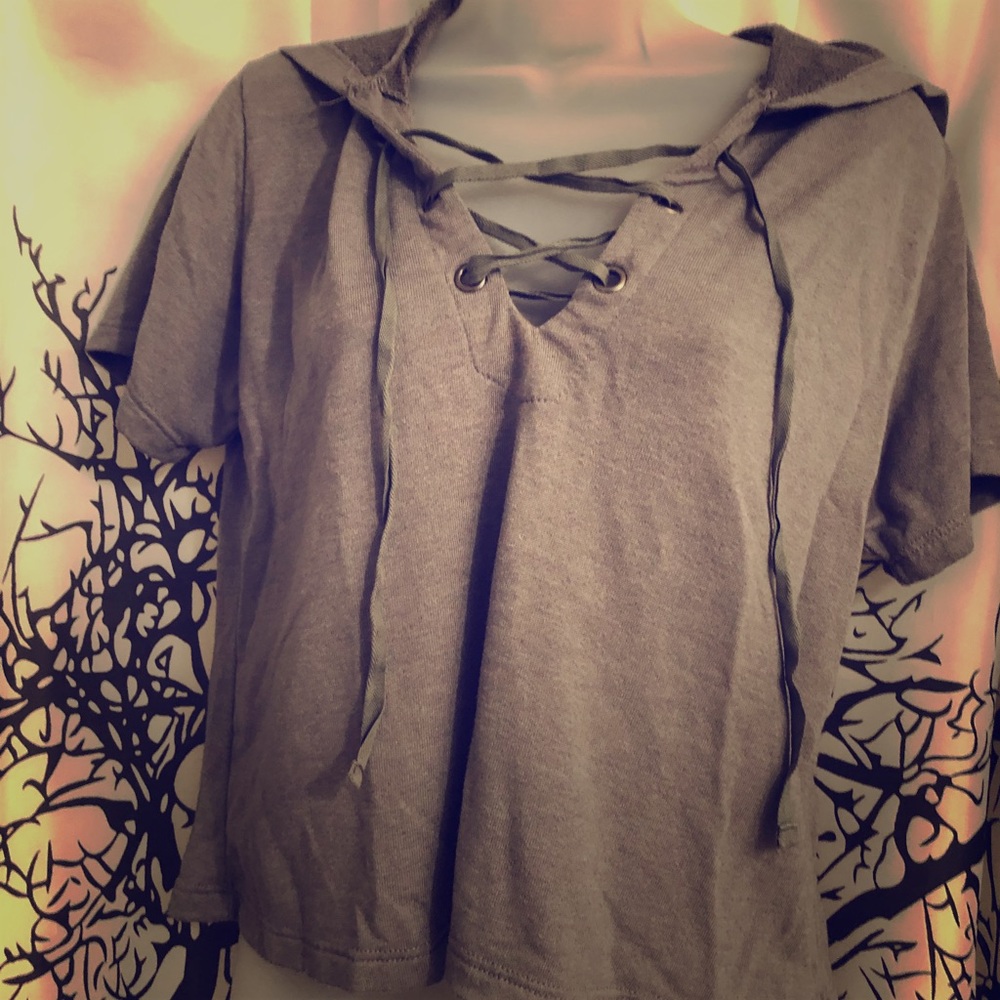 🤗 3-$25 Short sleeve with hoody L